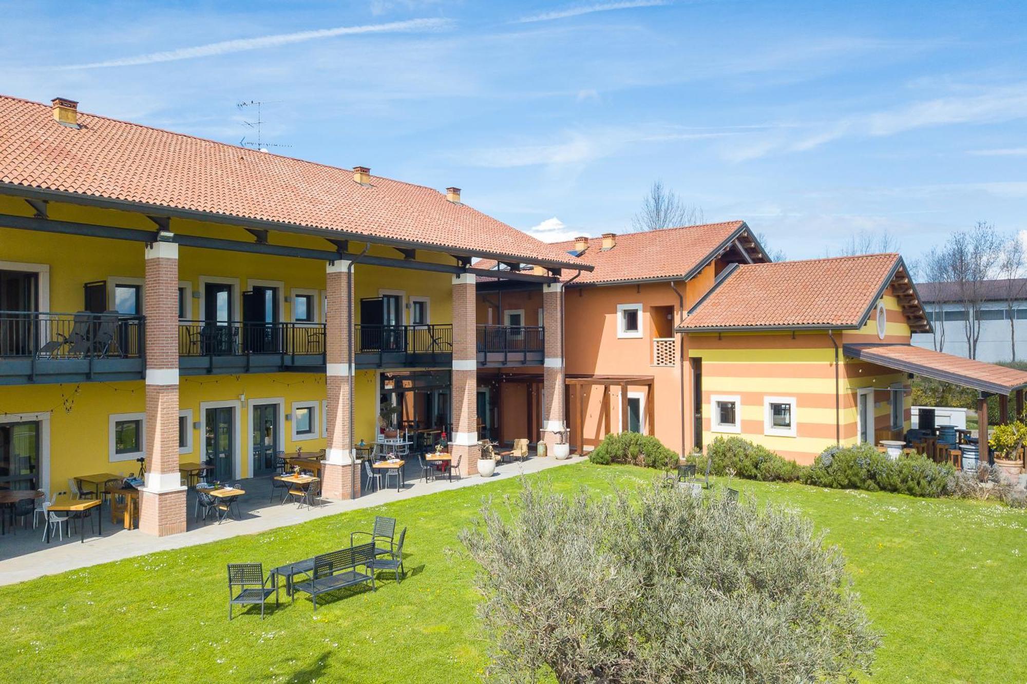 Almavite Wine Resort With Pool Desenzano del Garda Exterior photo